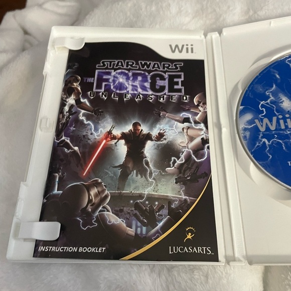 Lucasarts Star Wars The Force Unleashed Wii.      T teen with book - Picture 5 of 5